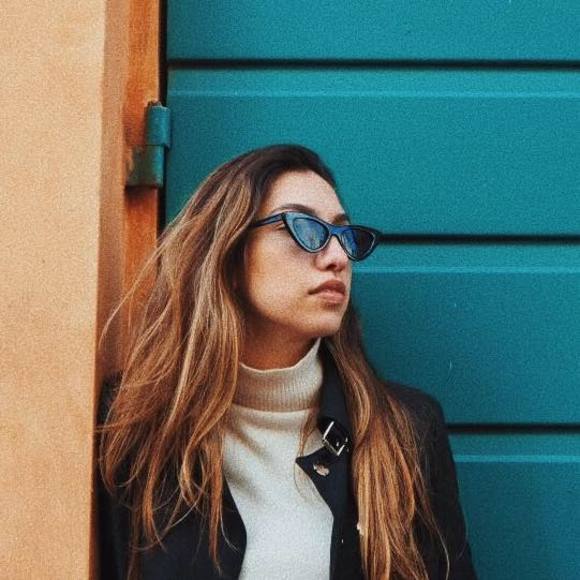 Meet your Posher, Fernanda - Picture 1 of 1